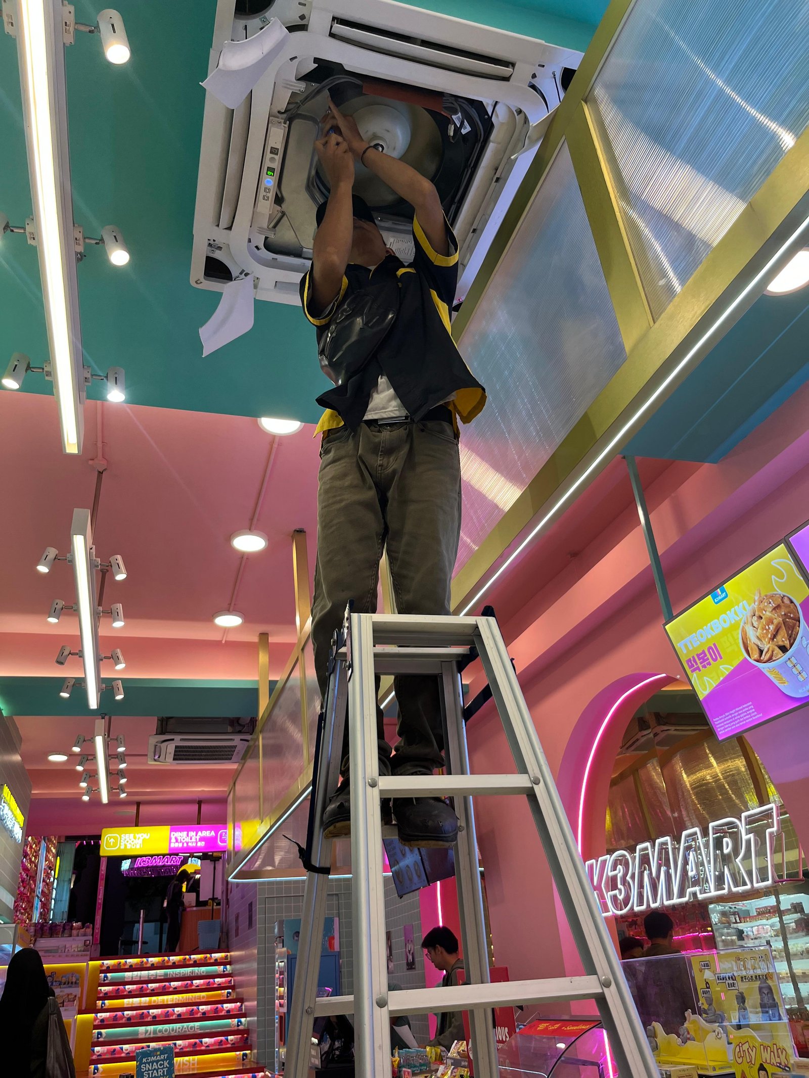 Teknisi mencuci filter AC