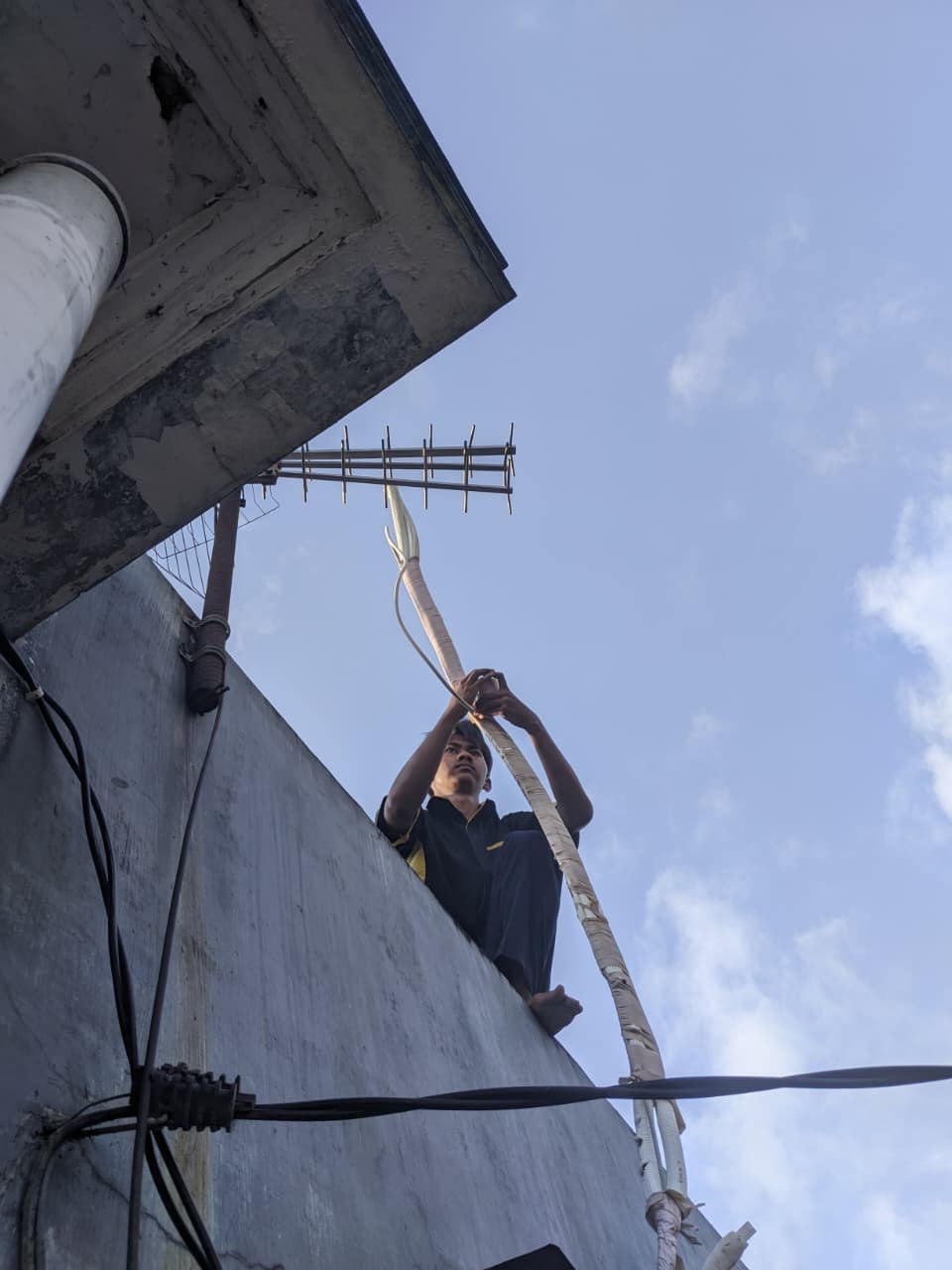 Teknisi profesional memasang unit AC indoor