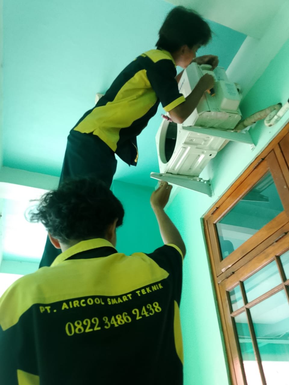 Teknisi memperbaiki modul PCB AC