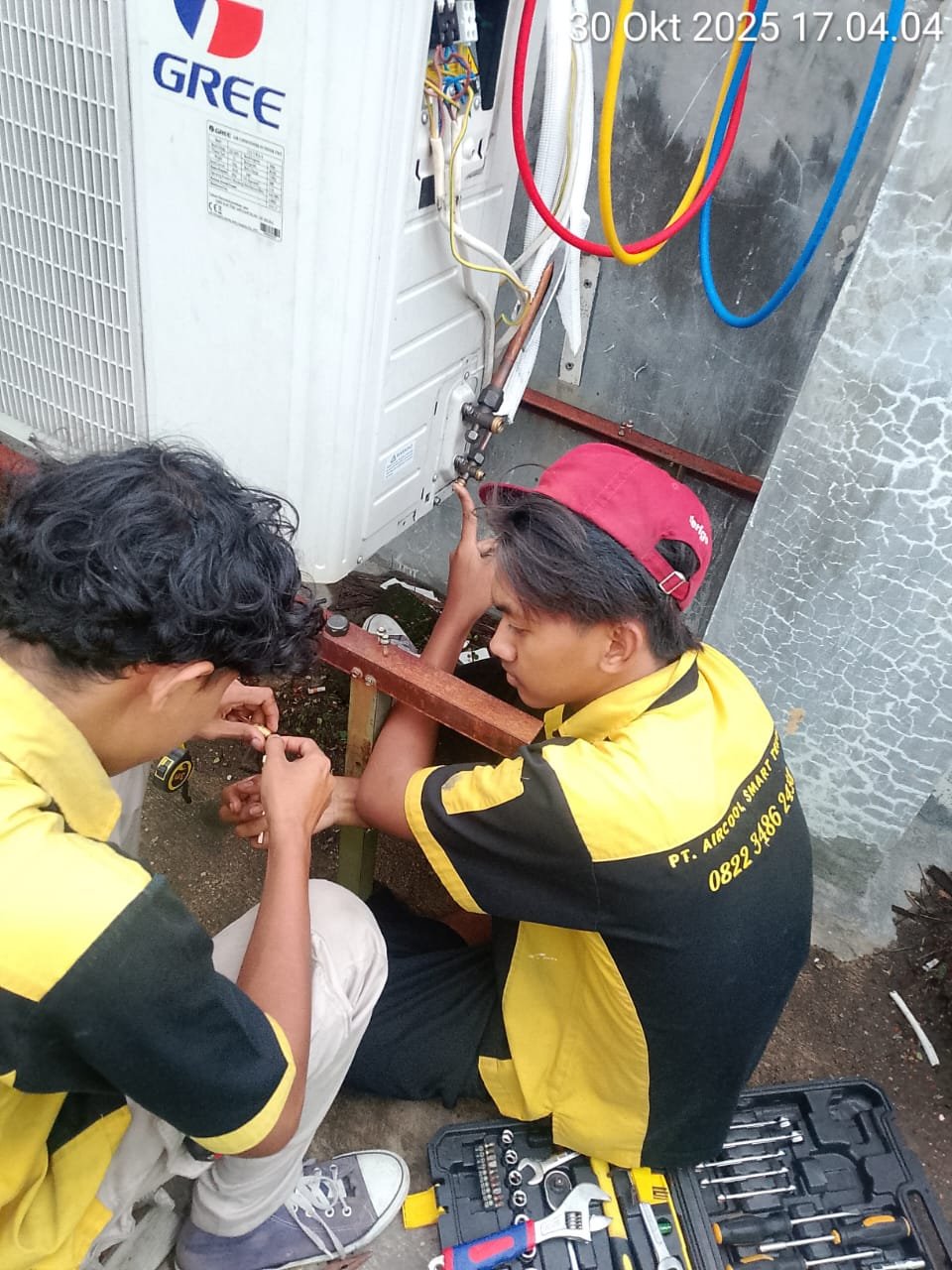 Manometer gauge menunjukkan tekanan freon normal