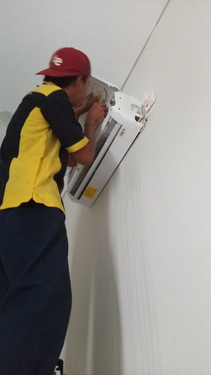Pemasangan pipa AC yang rapi