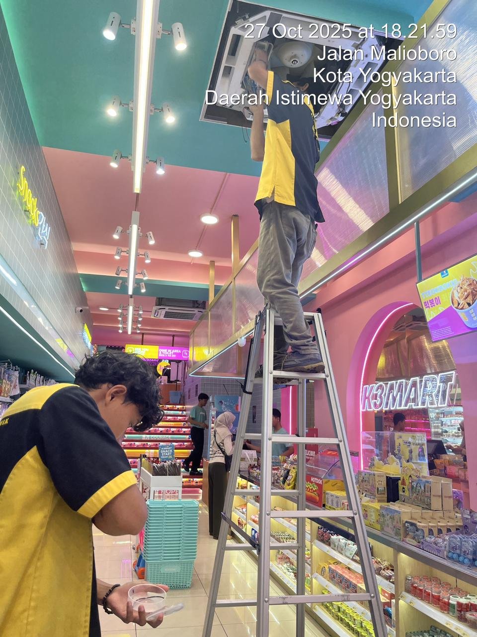 Teknisi menggunakan manifold gauge